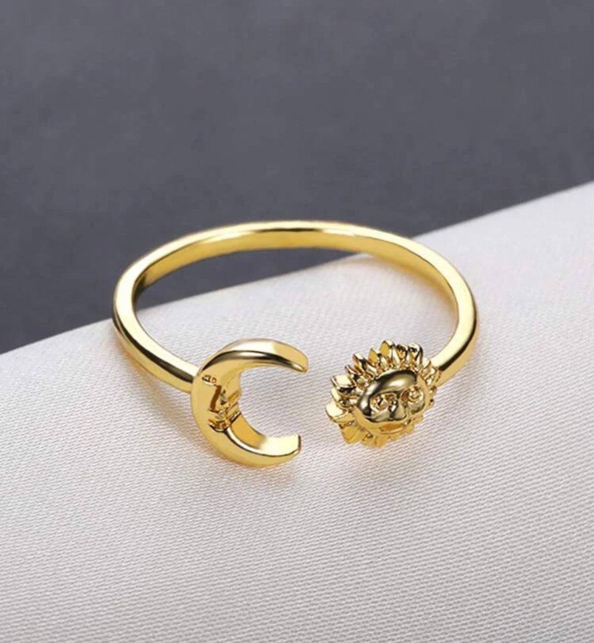 Goldener Ringmit Sonne- und Mond-Motiv – Harmonie der Elemente