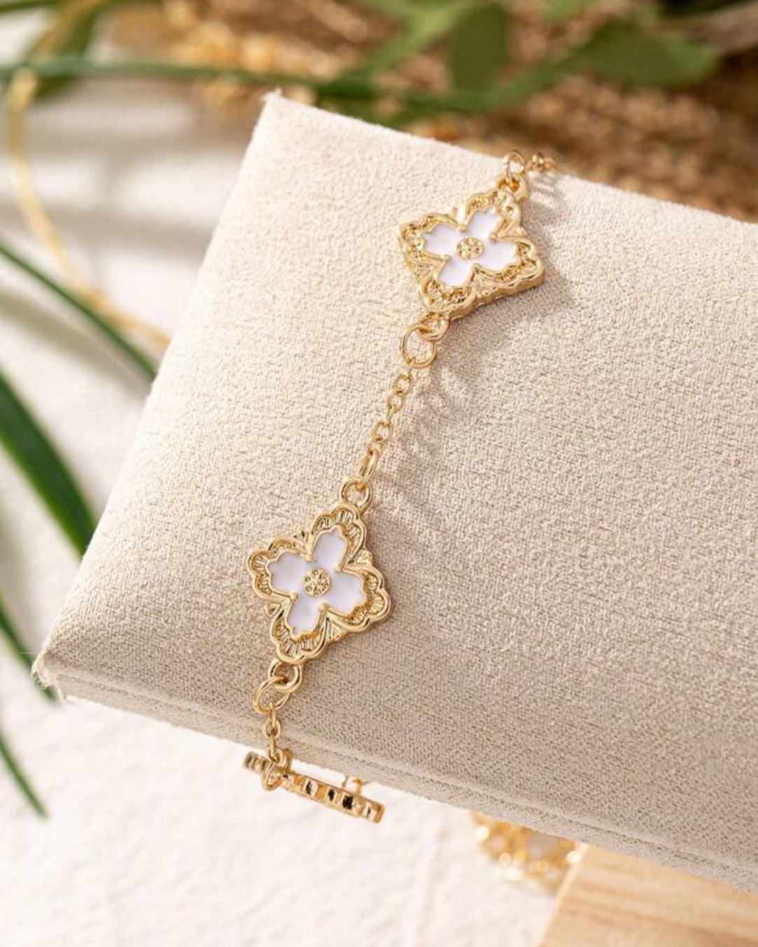 Goldenes Armband mit Blumen-Design – Zarte Eleganz für jeden Anlass