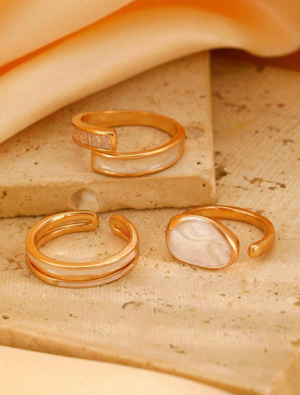 Set aus 3 goldenen Ringen mit schimmernden Akzenten – Eleganz im Trio