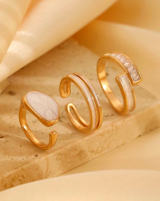 Set aus 3 goldenen Ringen mit schimmernden Akzenten – Eleganz im Trio