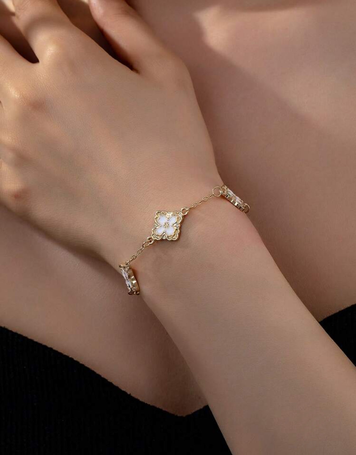 Goldenes Armband mit Blumen-Design – Zarte Eleganz für jeden Anlass